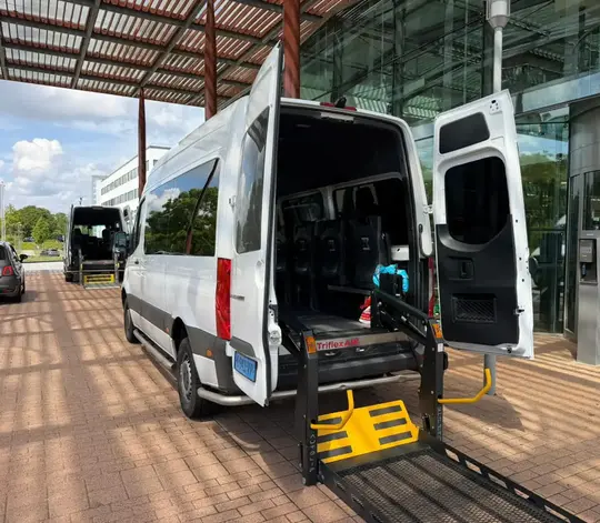 Professionele rolstoeltaxi chauffeur helpt klant in Hoofddorp